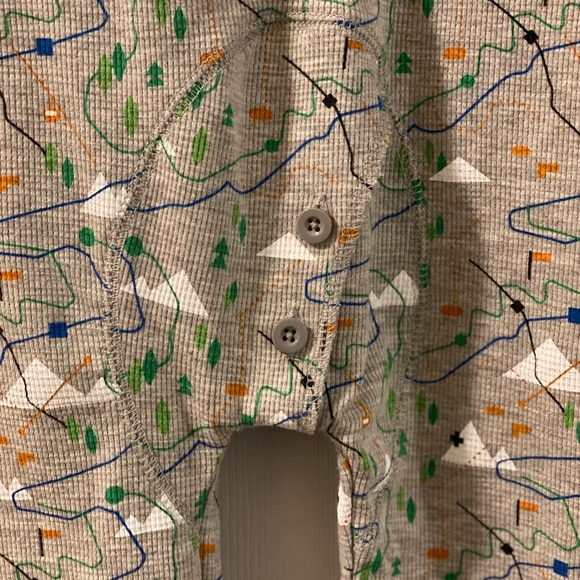 Onsie with ski pattern, age 6-7 true to size. - Picture 5 of 5